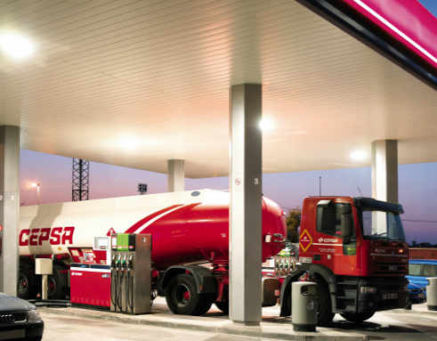 Un camión cisterna de CEPSA en una gasolinera