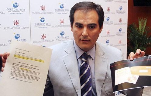 El alcalde de Córdoba exhibe el anónimo que ha recibido