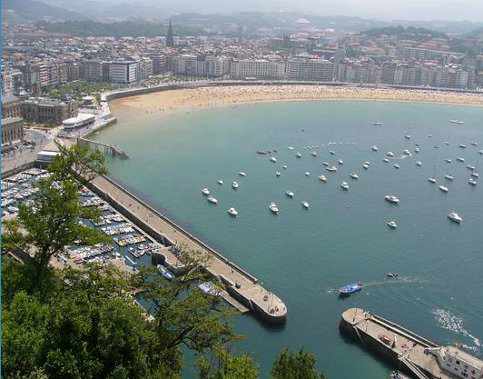 Vista de San Sebastián desde la playa de La Concha