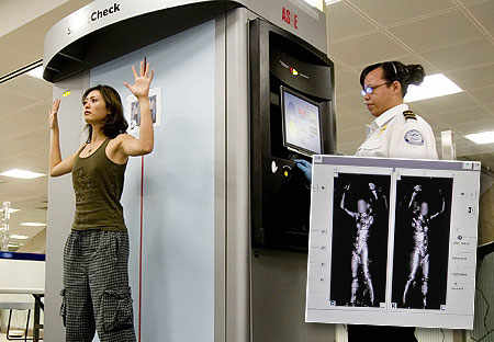 Pasajera en un escáner corporal de un aeropuerto