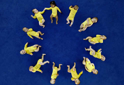 Sobre el azul de la bandera europea doce bebés en lugar de las estrellas