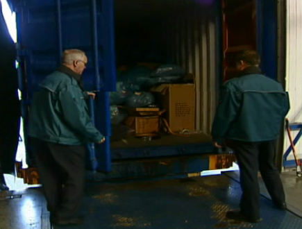 oficiales de aduanas abren un contenedor
