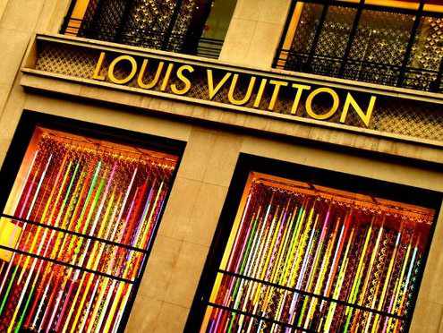 Fachada de una tienda de Louis Vuitton