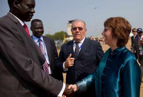 La jefa de la diplomacia europea habla con un funcionario de Sudán del Sur