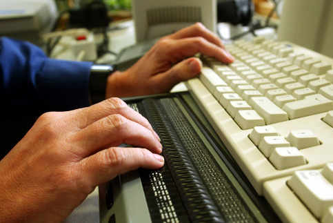 Un trabajador ante una máquina con un teclado de ordenador