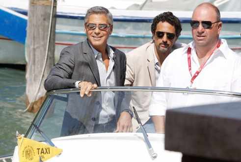 George Clooney en una lancha taxi camino de la isla del Lido