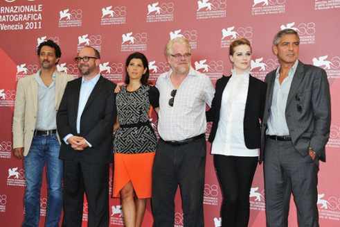 Clooney con los intérpretes de su película