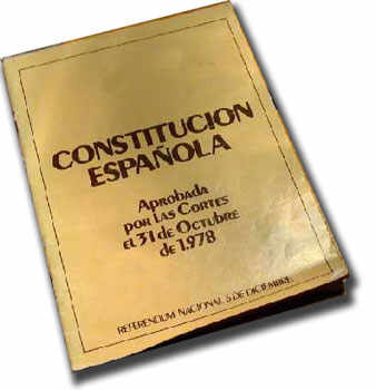 Folleto con el texto de la Constitución Española