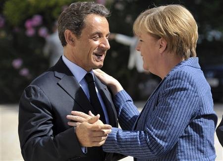 Angela Merkel y Nicolás Sarkozy se saludan afectuosamente 