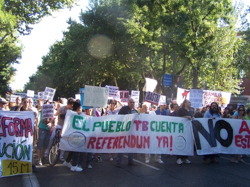 Manifestación, en la pancarta dice Referéndum ya
