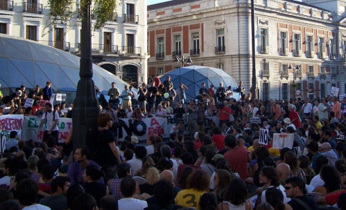 Puerta del Sol, los manifestantes sentados en el suelo