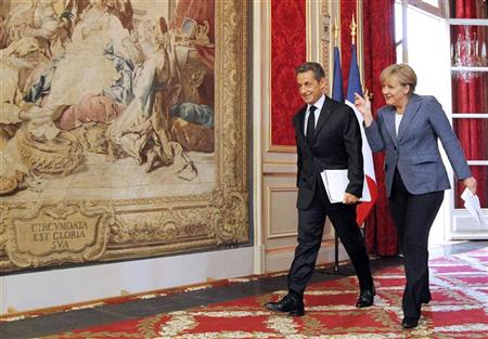 Merkel y Sarkozy entran en la sala de la rueda de prensa