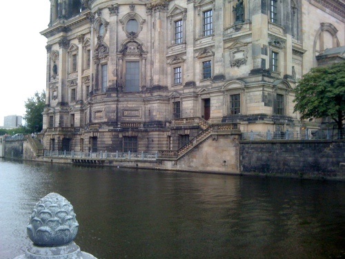 La catedral de Berlín desde el río Spree