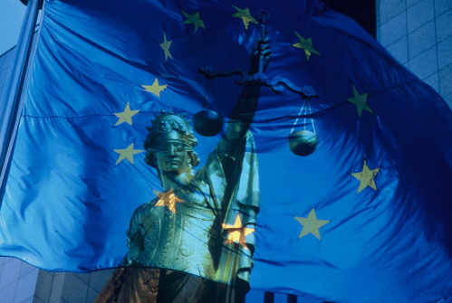 La Estatua de la justicia y la bandera de la UE