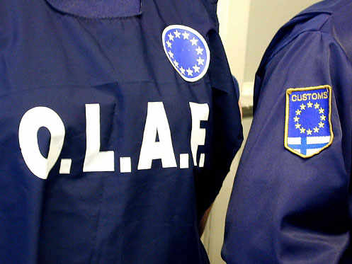 dos personas con los uniformes de OLAF