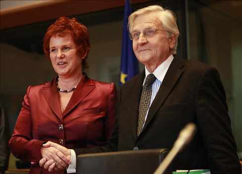 El presidente del BCE y la presidenta de la comisión de economía se dan la mano