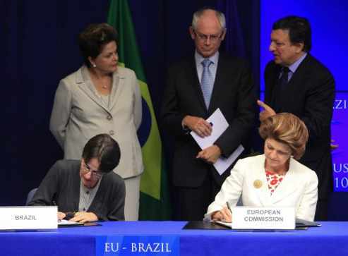 la ministra de cultura de Brasil y la comisaria de cultura firman en presencia de los líderes de Brasil y de la UE