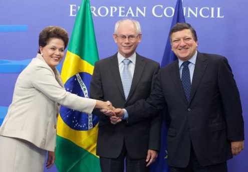 La presidenta de Brasil, el presidente del Consejo Europeo y de la Comisión Europea, se saludan