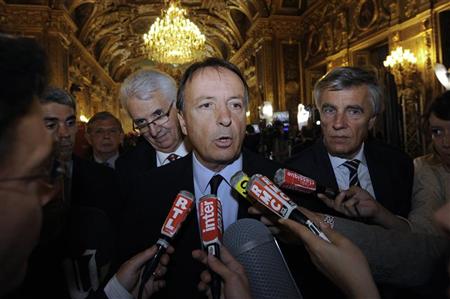 El presidente de los socialistas franceses en el Senado rodeado de periodistas