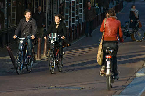 Varios ciclistas en una calle