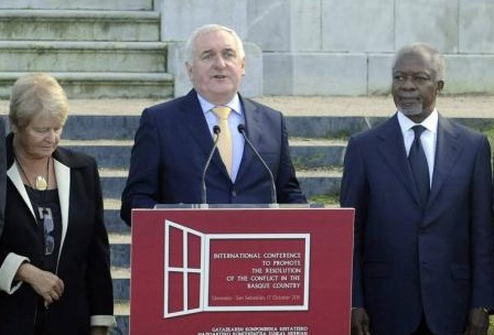 el ex presidente irlandés lee el comunicado de la conferencia a su izquierda Gro Harlem y a su derecha Kofi Annan