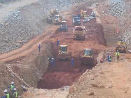 Obreros construyendo una carretera