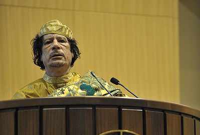 Gadafi hablando en el estrado