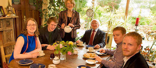 El presidente electo de Irlanda, Higgins, con su familia