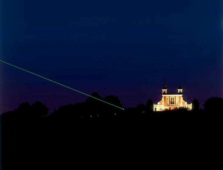 Un laser marca la línea del meridiano cero en Greenwich