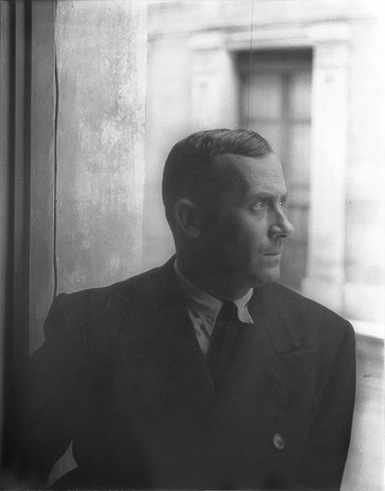 Joan Miró ante una ventana