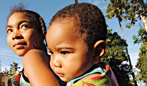 Una mujer africana con su niño