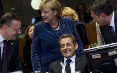 Sarkozy se ríe junto a Angela Merkel y otros líderes europeos