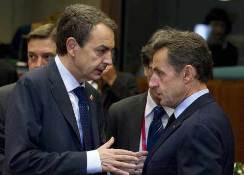 Zapatero y Sarkozy conversan en la cumbre europea