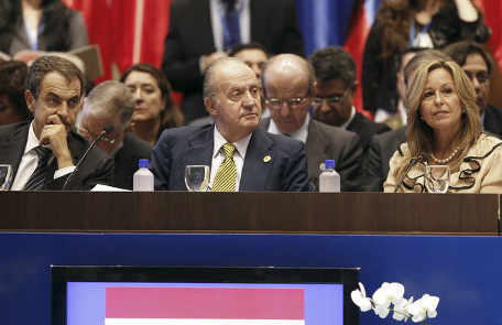 El presidente español, el rey y la ministra de AA EE