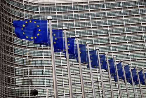 Banderas de la UE ante el edificio de la Comisión Europea
