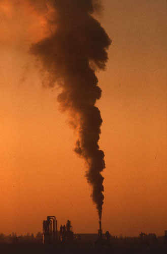 chimenea de fábrica de la que sale mucho humo