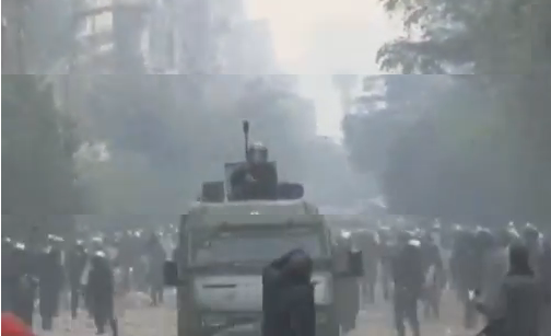 Un tanque arremete contra la multitud