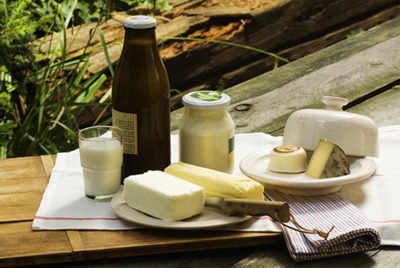 Una mesa con productos lácteos