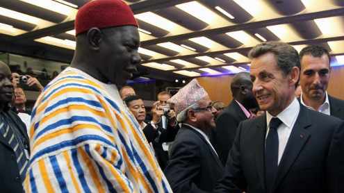 Sarkozy habla con uno de los asistentes al Foro Alimentario