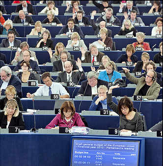 Los europarlamentarios votan a mano alzada