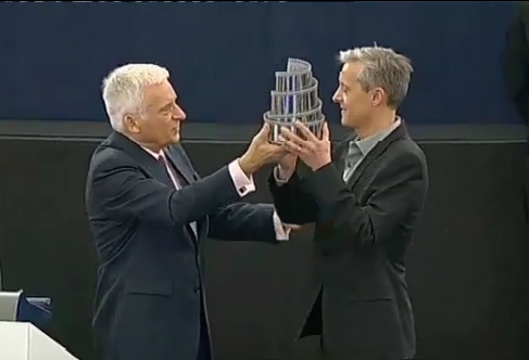 El preidente Buzek entre ga el premio en el PE