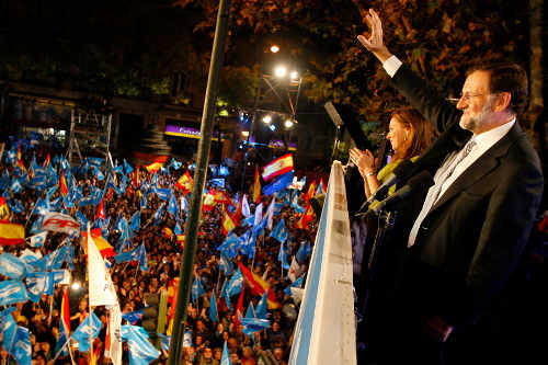 Rajoy saluda a los militantes del PP tras el triunfo