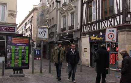 gente paseando por una calle de Rouen