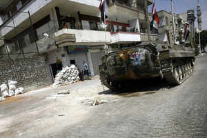 Tanque del ejército sirio en las calles de Homs
