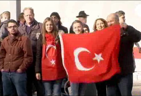 Turcos en Alemania con banderas