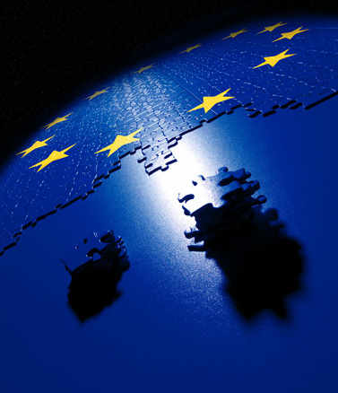 fichas de un puzle que forma las estrellas de la UE sobre un globo terráqueo