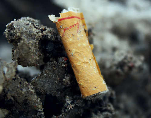 restos de un cigarrillo sobre unos papeles quemados
