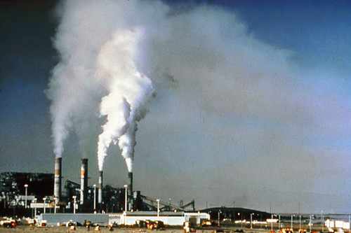 Contaminación del aire por una planta industrial