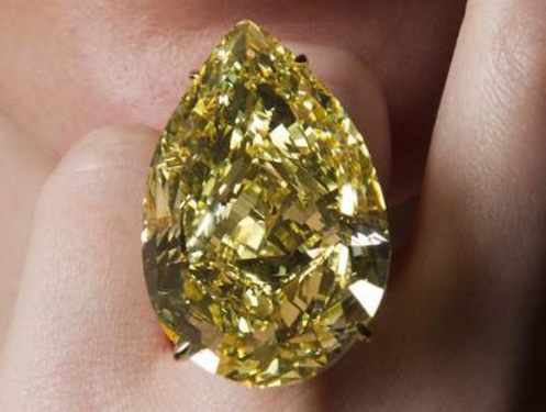 una mano muestra el diamante que ocupa toda la falange de un dedo