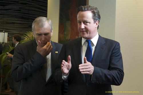 Cameron y el ya exprimer ministro belga, Leterme